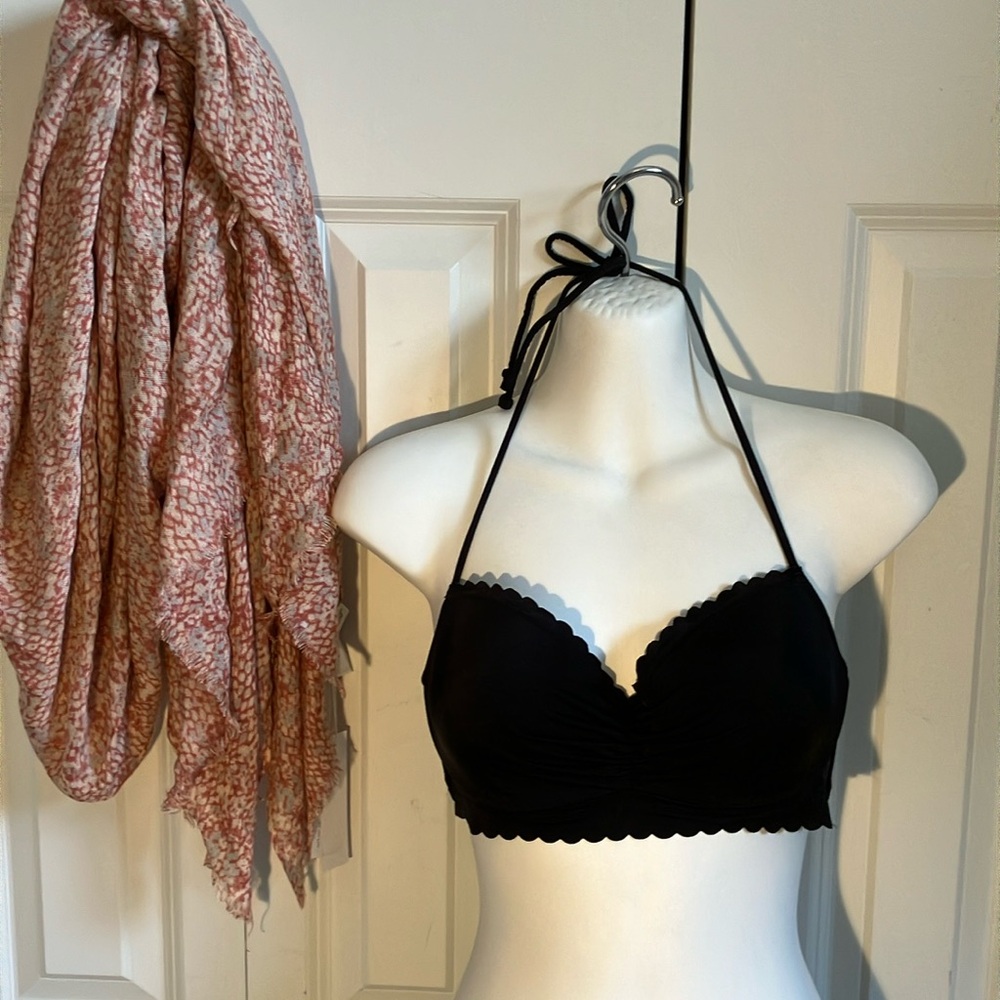 Classic black Victoria’s Secret 32D black lightly padded bikini top w/underwire